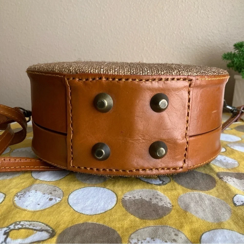 Vintage look round canteen crossbody purse